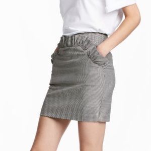 Short houndstooth skirt with ruffle detail